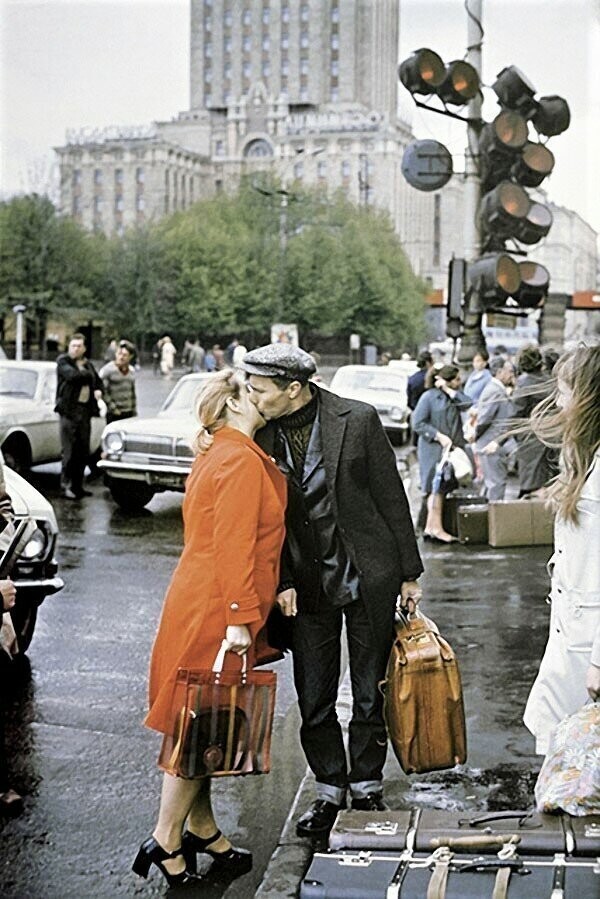 Василий Шукшин прощается с женой Лидией перед поездкой на съёмки. 1974 год