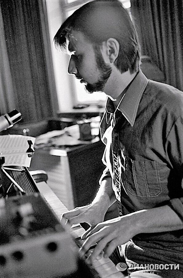 Композитор Алексей Рыбников за фортепиано. Сочиняет музыку к очередному фильму. 1983 год. 