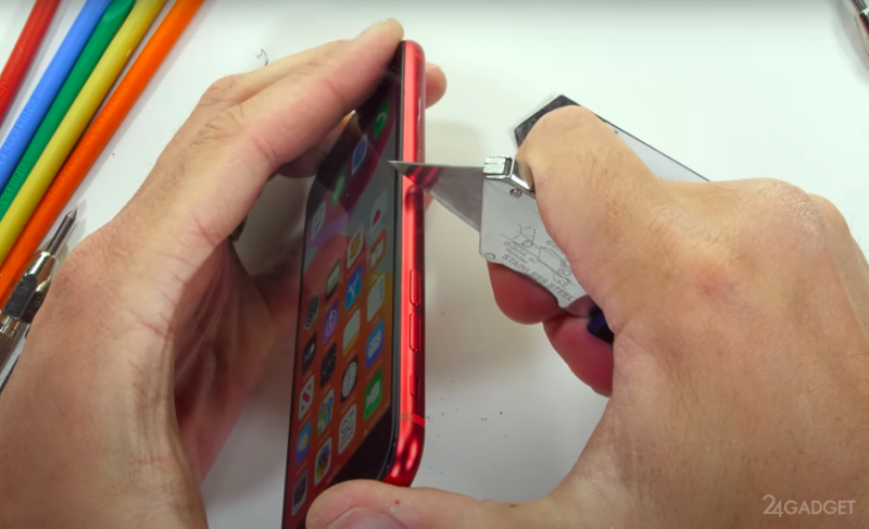 Новейший iPhone SE испытали на прочность (видео)