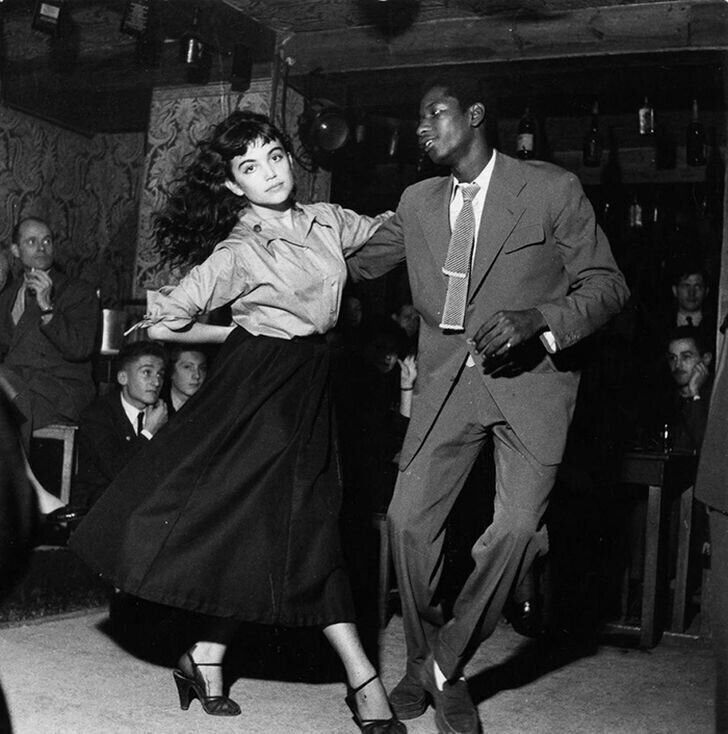  Пара, танцующая би-боп в театре Vieux Colombier в Париже (1951)