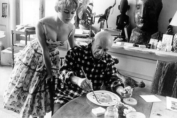Актриса Брижит Бардо наблюдает за работой Пабло Пикассо (1956)