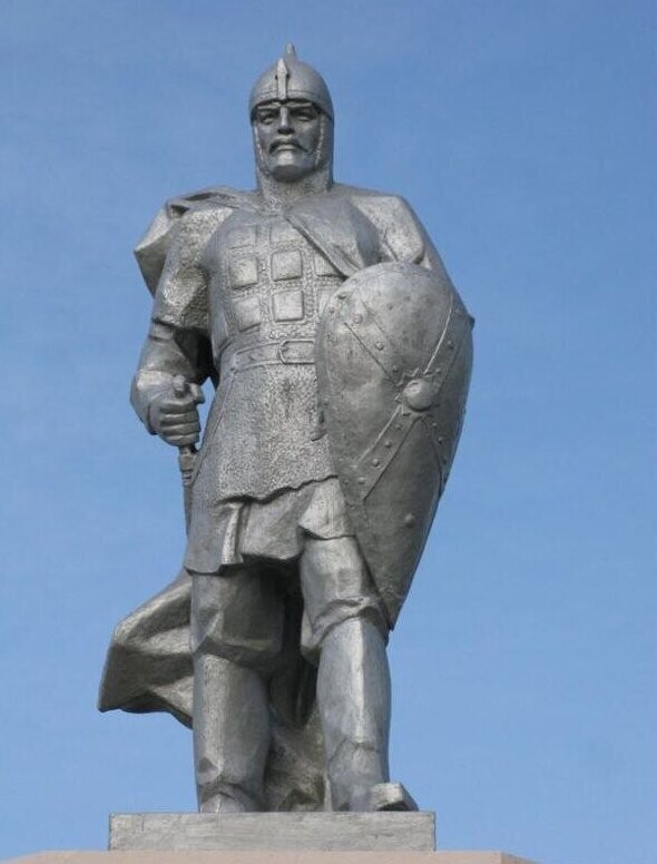В селе Шилово Рязанской области переделали памятник Ленину в Евпатия Коловрата