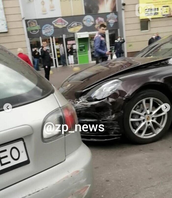 Автомобилистка за рулем Porsche Panamera перепутала педали и протаранила несколько машин у торгового центра