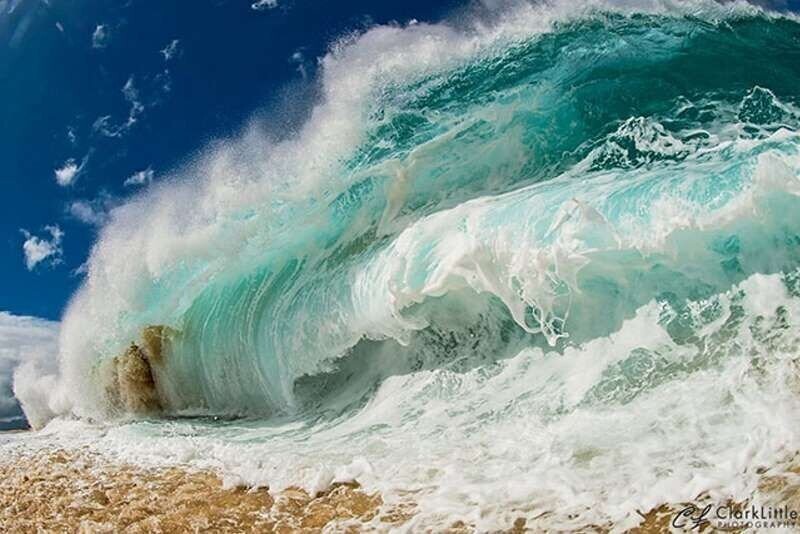 Вот как фотографы снимают гигантские волны на пляже