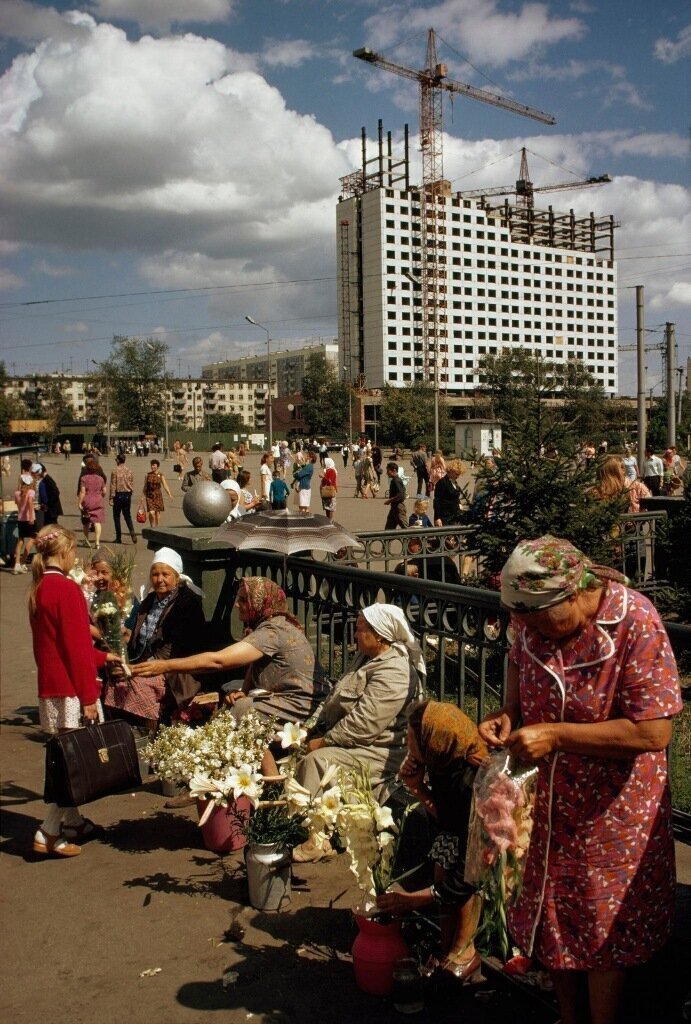 Привокзальная площадь в Новосибирске. На заднем плане строится 24-х этажная гостиница "Новосибирск". 70-е гг.