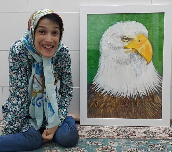 Иранская художница-инвалид рисует картины ногами