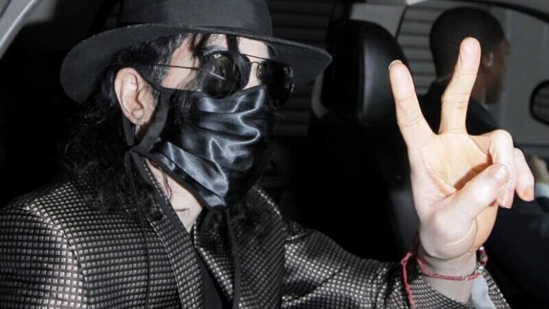 Почему Майкл Джексон носил маску?