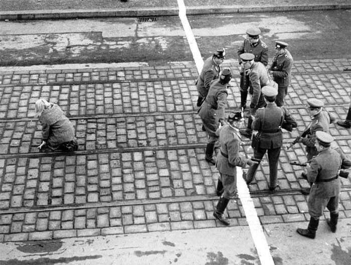 Известное фото "Девушка чудом пересекла границу между Восточным и Западным Берлином" (1955 год)