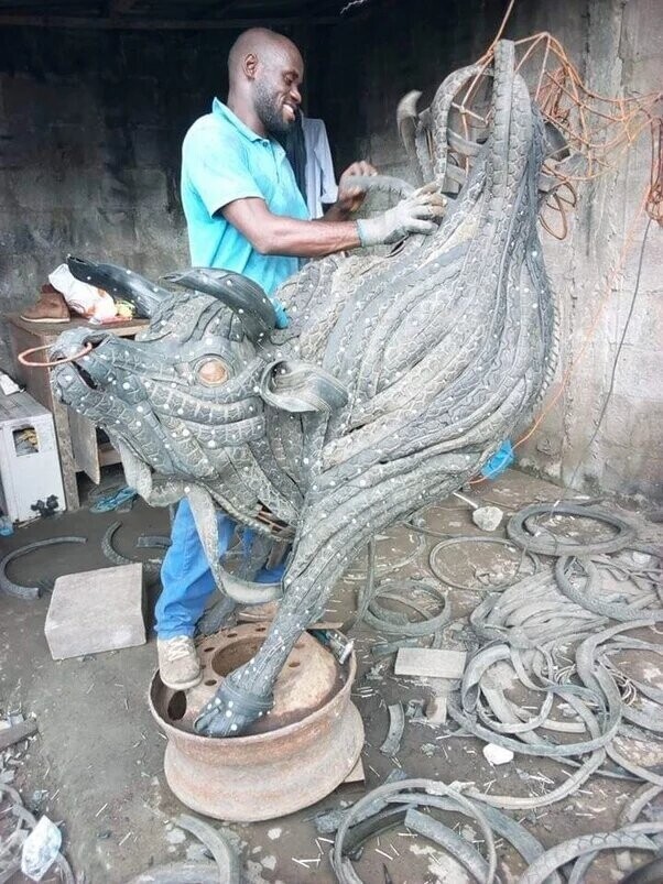 Художник создает скульптуры из старых и изношенных шин