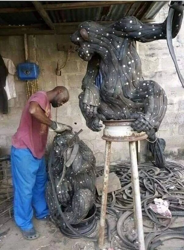 Художник создает скульптуры из старых и изношенных шин