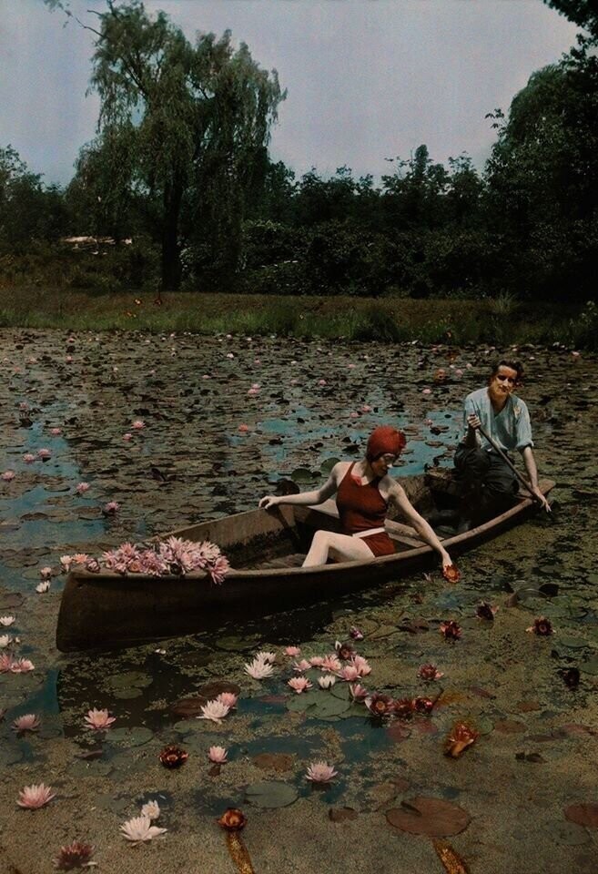 33 1923. США. Пара в лодке на пруду с лилиями в Кенилворте, Вашингтон, округ Колумбия. Автохром.