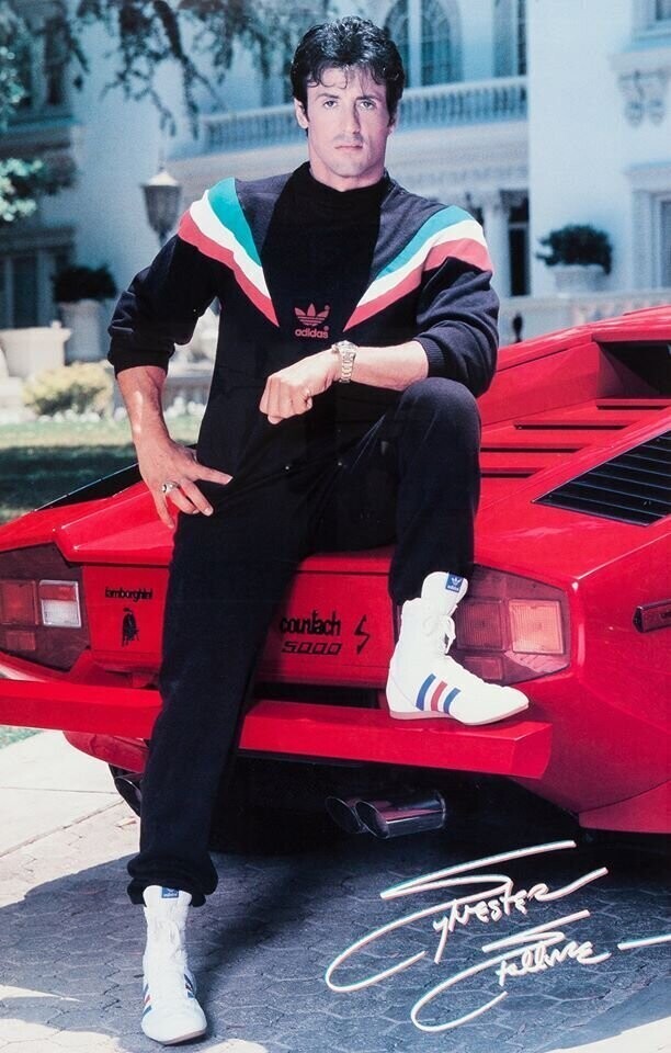 Сильвестр Сталлоне позирует на своем Lamborghini в полном наряде Adidas. 1985.