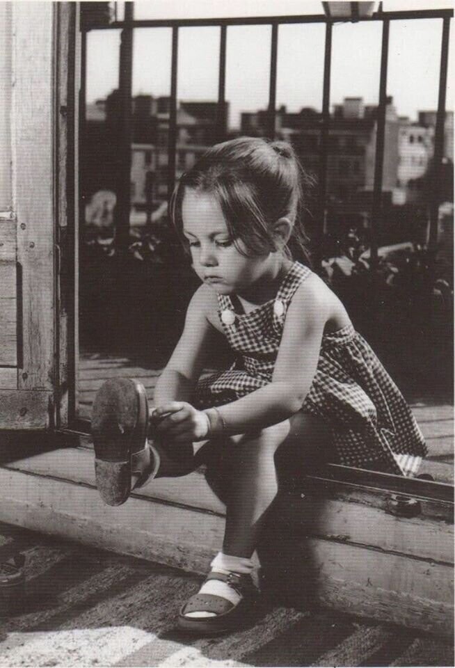 Фотограф Эдуард Буба. Суметь надеть. 1950 год.