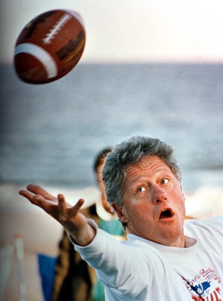 Избранный президент США Билл Клинтон играет в американский футбол. 1993 год.