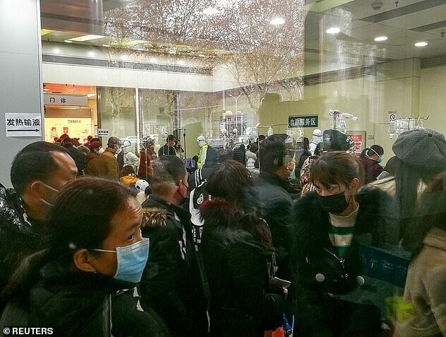 22 января 2020, люди стоят в очереди на лечение в одной из больниц Уханя