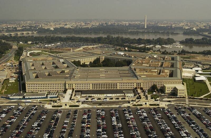 В США совсем всё плохо? Пентагон показал странные кадры с НЛО