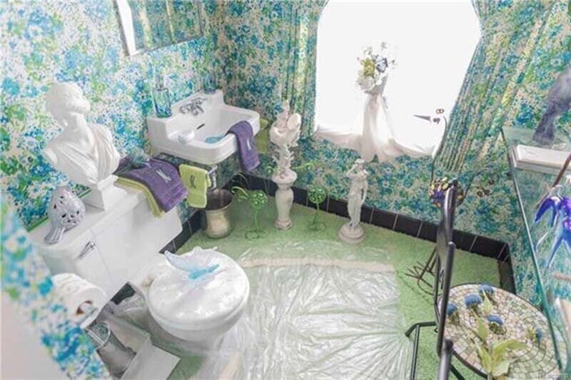 3. Версаль в ванной комнате, но зачем полиэтиленовая плёнка?