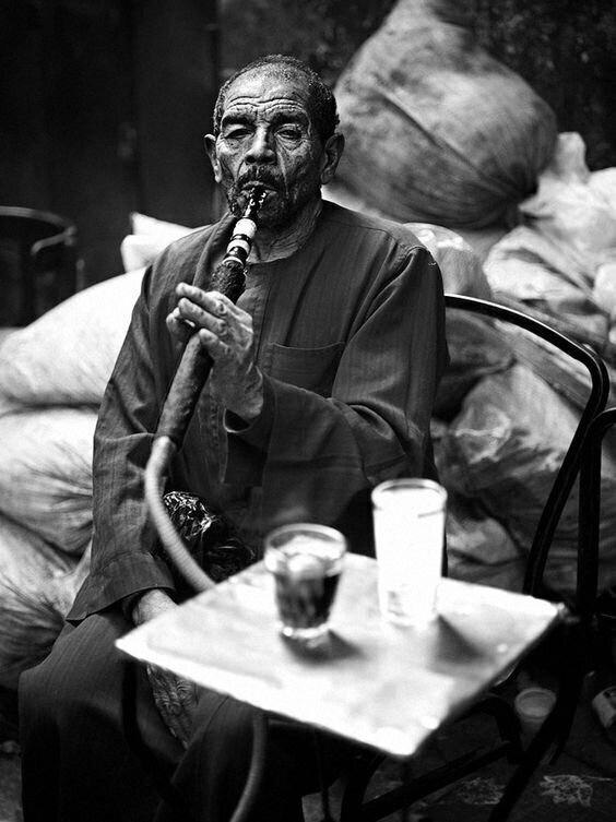 В Египте и Тунисе кальян называют «шишу», его подают гостям после фруктов к чаю или кофе