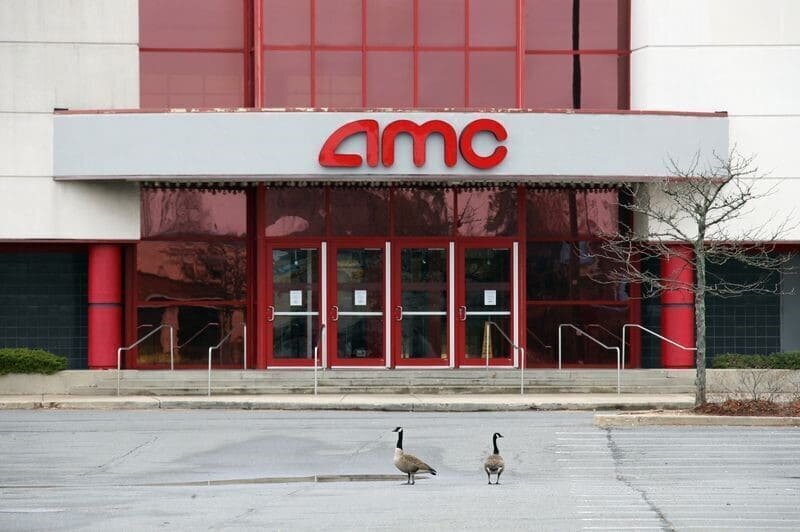 Кинотеатры AMC не откроются до тех пор, пока новые фильмы не будут готовы к показу