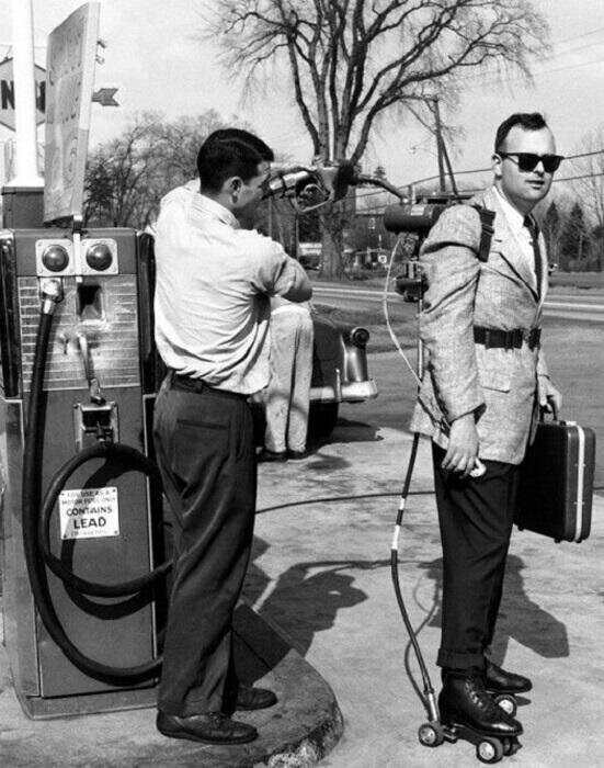 В XX веке электрических самокатов не было. Зато были роликовые коньки на бензиновом моторе