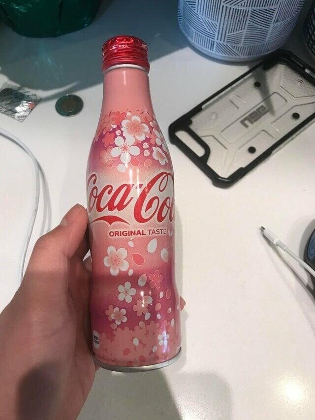 Весенняя ограниченная серия бутылок Coca-Cola, выпущенная в Японии к сезону цветения сакуры