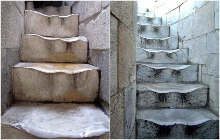 Потертые за 500 лет подъёмов и спусков мраморные ступени, которые ведут к верхней части Пизанской башни