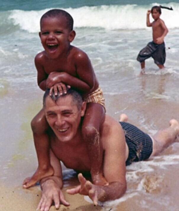 Обама с дедушкой.