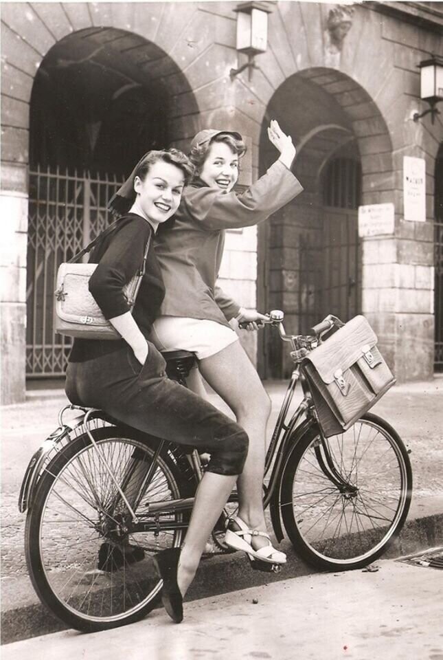 Немецкие девушки едут домой переодеваться, потому как в школах запрещалось ношение шорт и обтягивающих брюк. Западный Берлин, 1953 год.