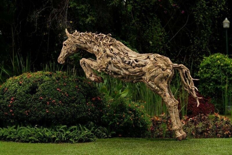 Художник превратил коряги в прекрасные скульптуры движущихся животных