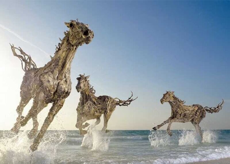 Художник превратил коряги в прекрасные скульптуры движущихся животных