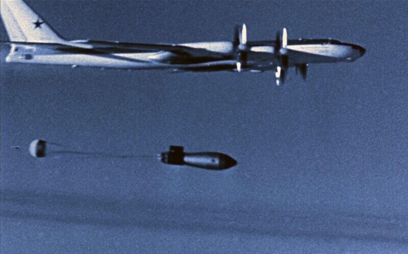 Бомбардировщик Ту-95 сбрасывает 57-мегатонную термоядерную бомбу "Царь-бомба". СССР, 1961
