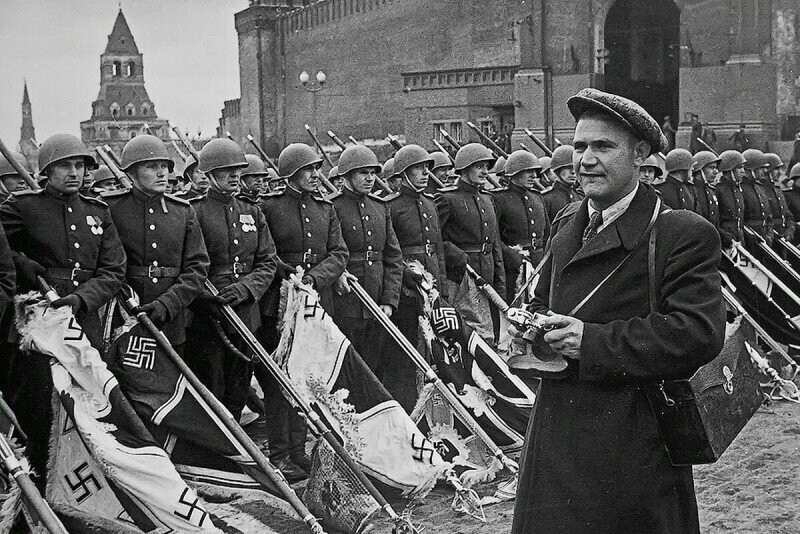 Фотограф Е. Халдей на Параде Победы 24 июня 1945 года.