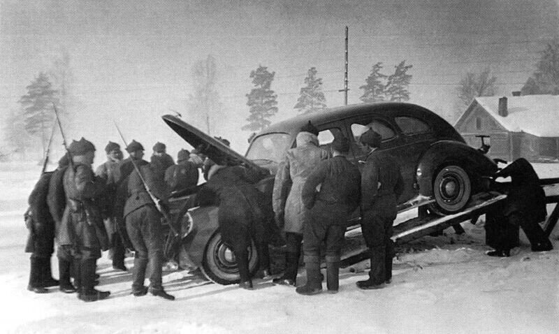 Красноармейцы осматривают захваченный финский автомобиль американской разработки Форд V8. Карельский перешеек, район Выборга. Советско-финская война. 1939 -1940.