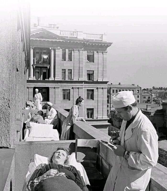 Пациенты принимают воздушные ванны, 1951 год. Государственный центральный институт курортологии на Новинском бульваре, Москва