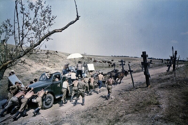 Солдаты помогают съемочной группе фильма "Неуловимые мстители", 1966 год, Запорожье