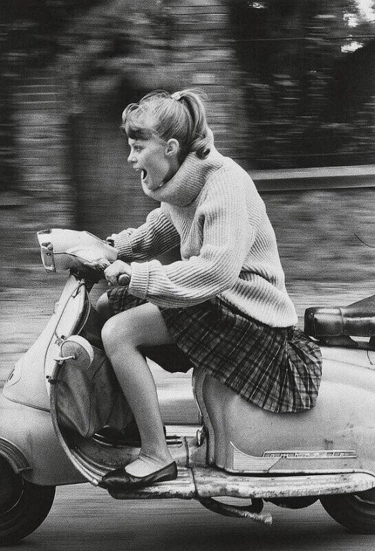 Французская девушка мчится на мотороллере, 1984.