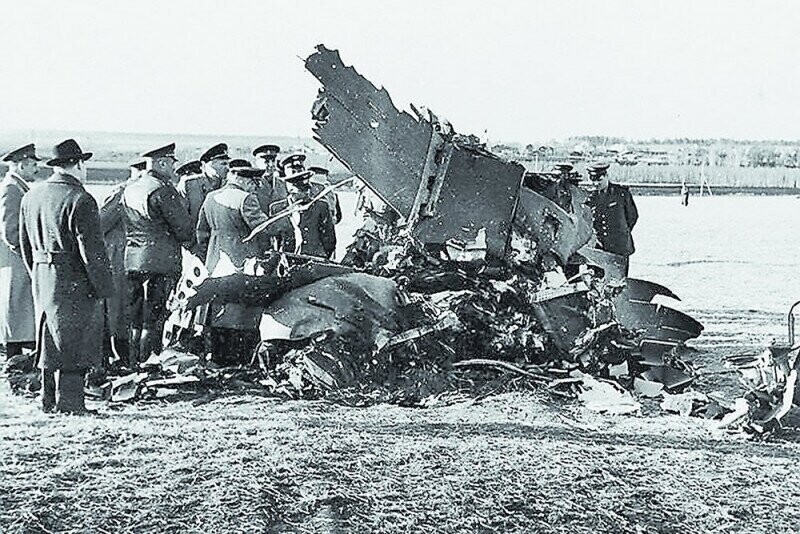Осмотр обломков сбитого самолета Lockheed U2, 1 мая 1960 года, Свердловская область