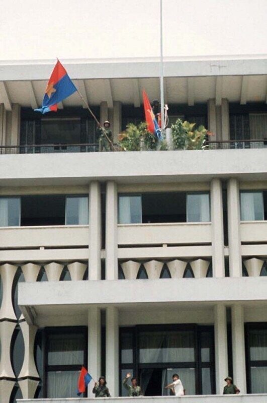 Солдаты Вьетконга поднимают флаг над президентским дворцом, Сайгон, 30 апреля 1975 года