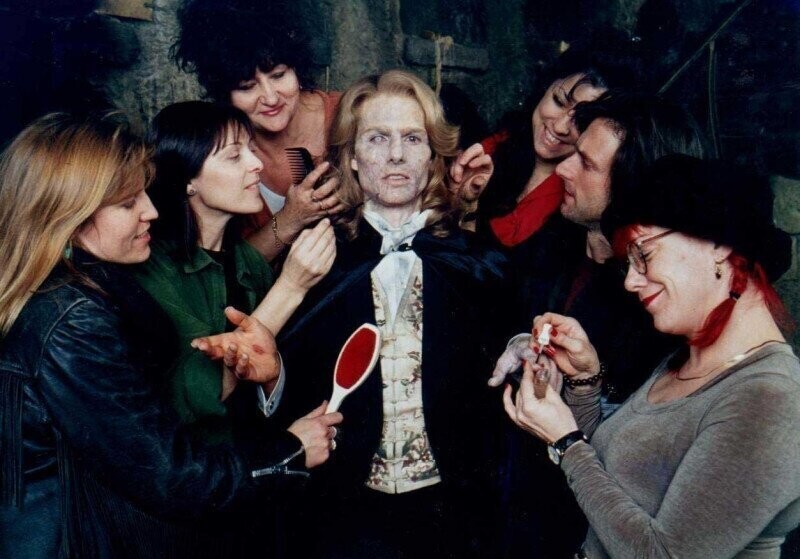 Том Круз и команда художников по макияжу и гриму на съемках фильма "Интервью с вампиром", 1994 год, США