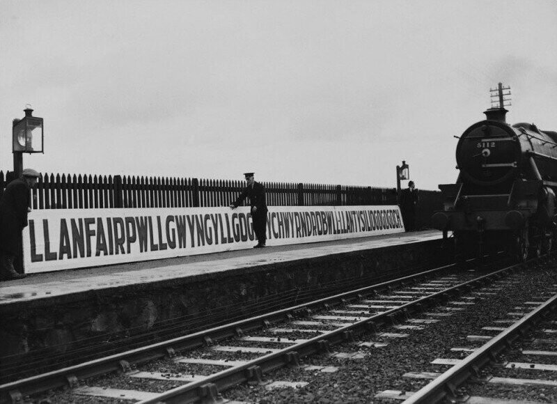 Станция Лланвайрпуллгуингиллгогерихуирндробуллллантисилиогогогох, 1935 год, Уэльс, ‎Великобритания