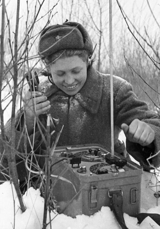 Девушка-связист РККА передает данные с помощью переносной приемно-передающей полудуплексной КВ радиостанции РБ (3-Р).