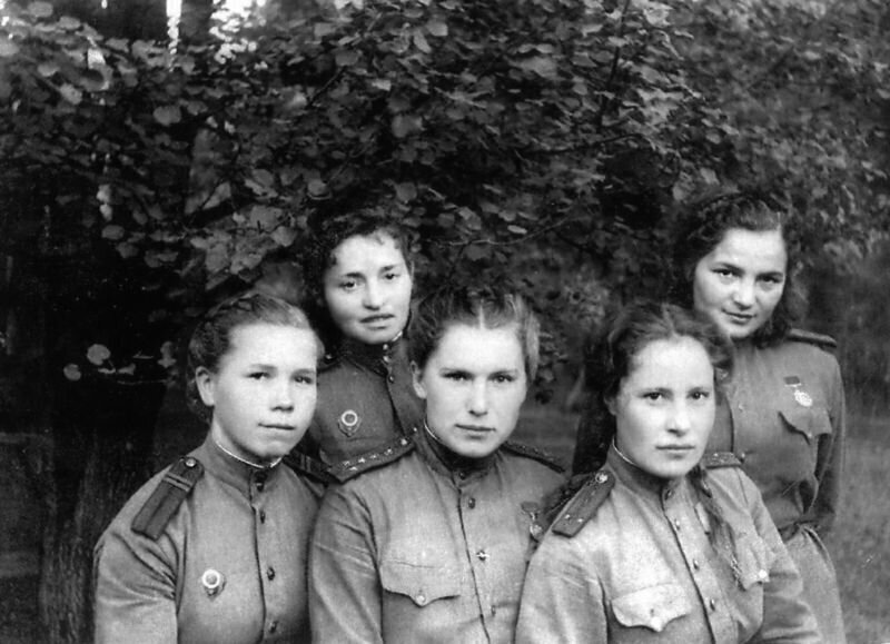 Групповой снимок женщин-медиков 395 отдельного медико-санитарного батальона 237-й стрелковой Краснознаменной дивизии.