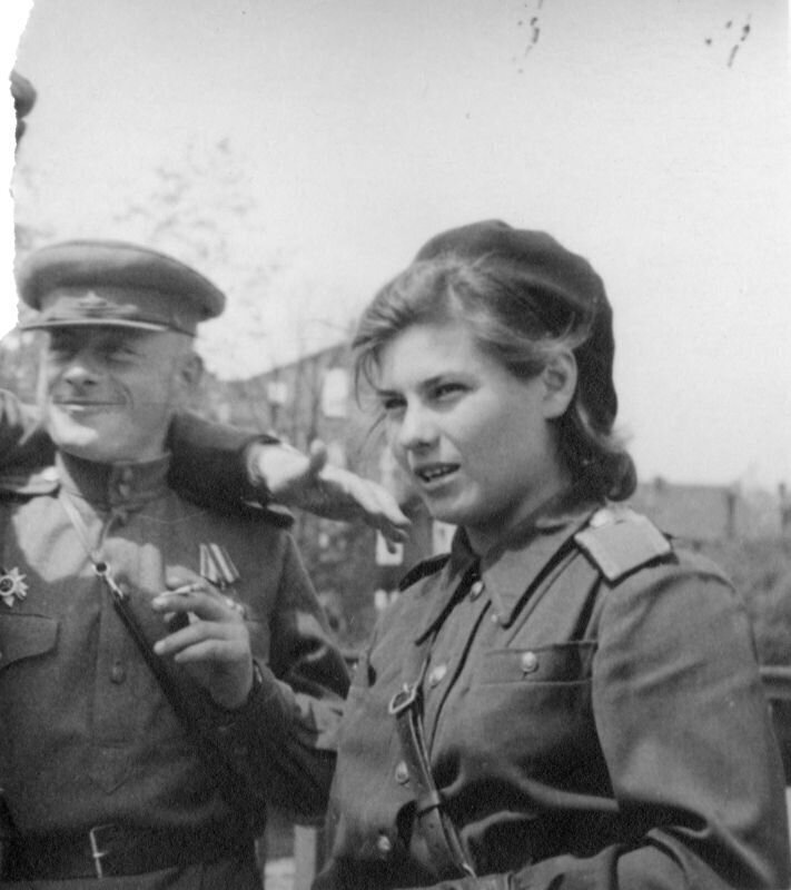 Портрет советской военнослужащей Маргариты Пресковой в Берлине.
