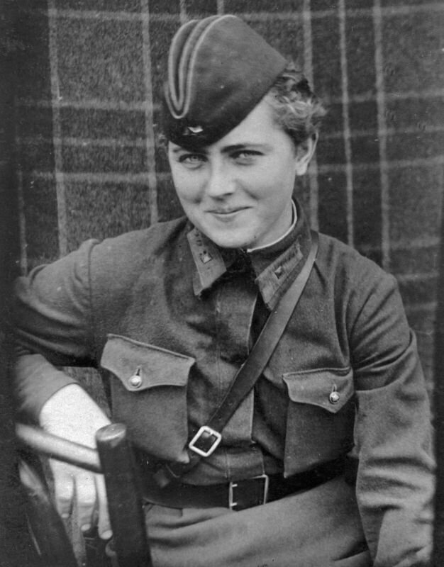 Портрет начальника связи 588-го ночного легко-бомбардировочного авиационного полка младшего лейтенанта Евгении Андреевны Жигуленко (1920 г.р.).