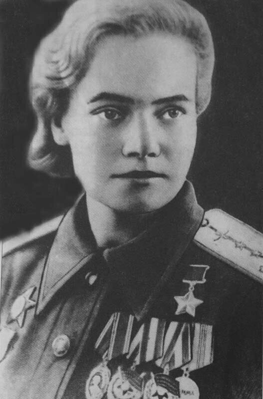 Антонина Леонтьевна Зубкова (1920-1950) — советский штурман пикирующего бомбардировщика, гвардии капитан, Герой Советского Союза (1945) 68 боевых вылетов