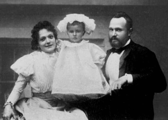 Лариса Рейснер с родителями