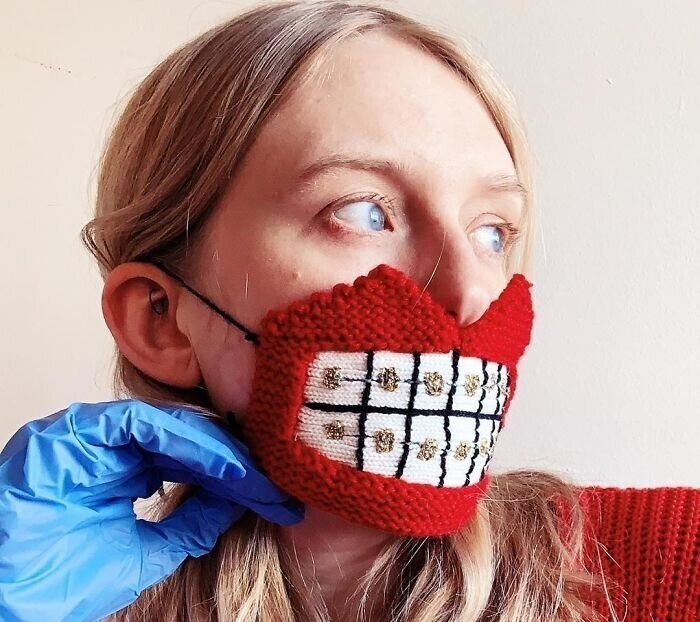 Исландская художница вяжет маски для любителей монстров
