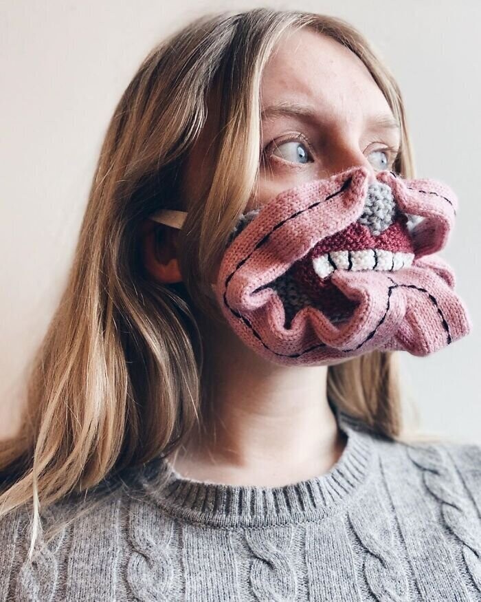 Исландская художница вяжет маски для любителей монстров