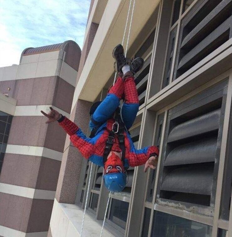 2. Мойщик окон надел костюм Человека-паука, собираясь в детский центр, чтобы порадовать маленьких пациентов
