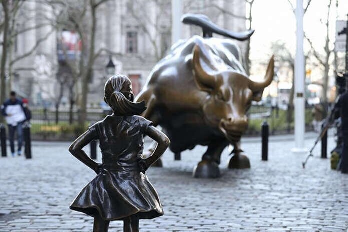 История памятника “Бесстрашная девочка” напротив биржи NYSE